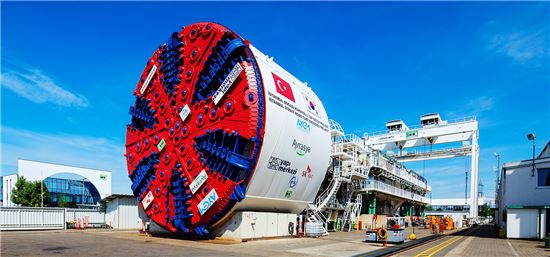 SK건설이 2013년 자체 제작한 유라시아 해저터널 굴착장비인 'TBM'. 단면직경이 아파트 5층 높이와 맞먹는 13.7m, 총길이는 120m, 무게가 3300t에 달한다.