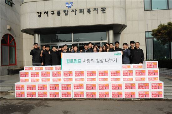 윌로펌프 임직원들이 지역 저소득층 200세대에 전달할 '사랑의 김장 나누기' 봉사활동을 하고 기념촬영을 하고 있다.