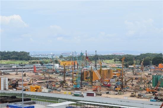 GS건설은 2009년 싱가포르 진출 이후 10개의 프로젝트를 수주, 환경·안전관리를 완벽하게 수행하면서 싱가포르 정부의 상을 휩쓸고 있다. GS건설이 싱가포르에서 시공 중인 차량기지 T301 프로젝트는 세계 최대 규모로, 세계적인 관심을 받고 있다. 사진은 T301 프로젝트 현장 전경.