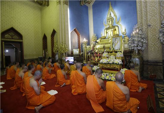 [포토]새 국왕 축원하는 태국 승려들