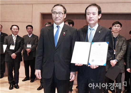 홍윤식 행정자치부 장관, 김원곤 보성군 기획예산실장(왼쪽부터)이 기념촬영을 하고있다.