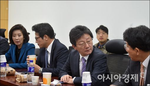 [포토]이야기 나누는 유승민·권성동