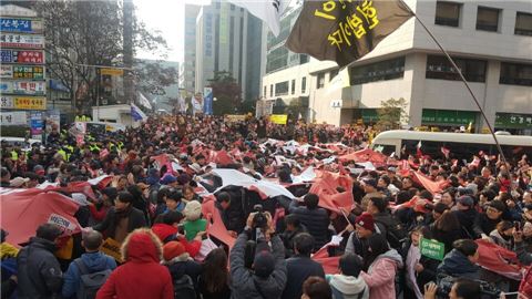 [6차 촛불집회]분노의 민심, 새누리당 현수막을 찢었다