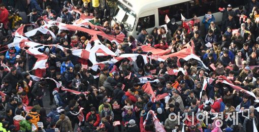 [포토]새누리당 깃발 찢는 성난 민심 
