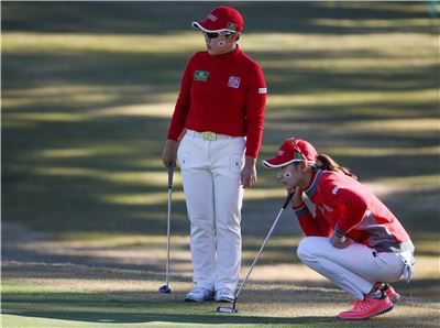 신지애(왼쪽)와 김민선이 더퀸즈 둘째날 1번홀에서 퍼팅 라인을 읽고 있다. 사진=KLPGA