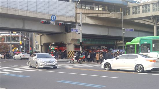 3일 오후 4시께 당산역 고가 밑에 김포~서울시청을 오가는 8601 노선 2층버스 차량이 끼여 일대 혼란을 빚고 있다. 