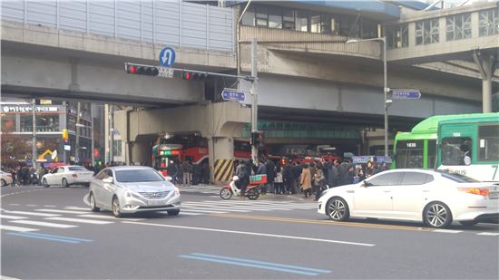 당산역 고가에 2층 버스 끼여 부상 승객 구급차 후송