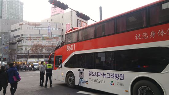 당산역 고가 2층버스 사고···촛불집회 참가 가족단위 승객 다수(상보)