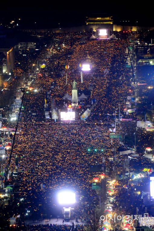 [포토]오늘도 불밝힌 국민의 광장 