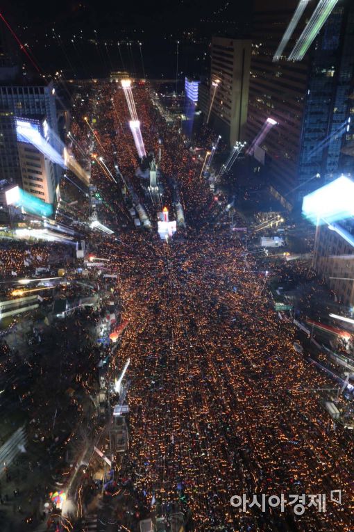 [6차 촛불집회]전국 212만명 돌파…사상 최대 '분노의 촛불 바다' 