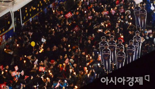 [포토]죄수복 입은 박근혜 대통령과 행진