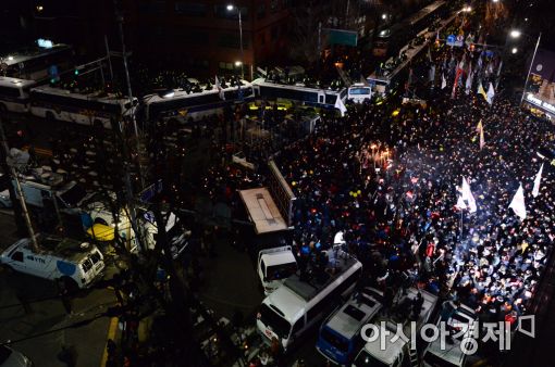 [포토]차벽에 막힌 청와대 행진