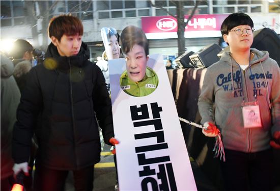 [포토]광주 촛불집회서 박근혜 하옥 퍼포먼스 