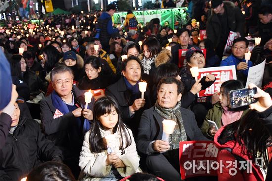 [포토]문재인 더민주 전 대표, 광주촛불집회 참석