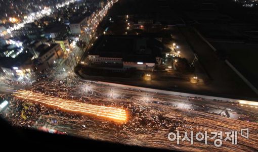 탄핵안 부결은 누구도 손해 보지 않는 '꽃놀이패'…232만 촛불 인파의 분노는?(종합)