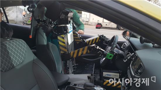 3일 서울 강남구 영동대로에서 한국과학기술원(KAIST)가 개발한 휴머노이드 '드라이봇'이 운전대를 잡고 자동차를 몰고 있다.
