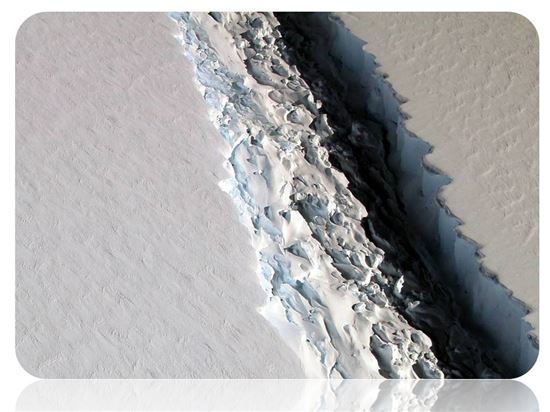▲빙하가 바다로 흘러들어오는 것을 막아주는 남극의 빙붕.[사진제공=NASA]
