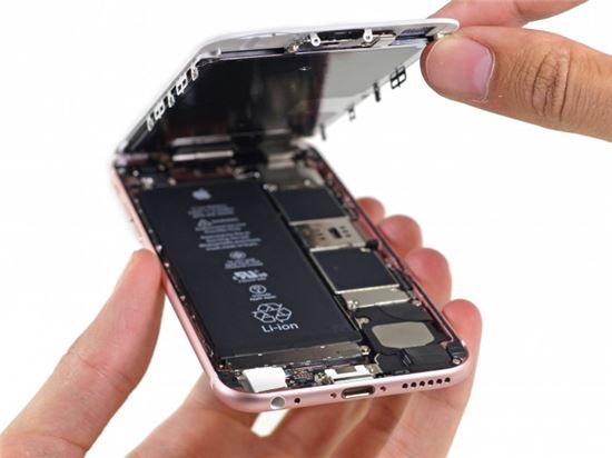 애플 아이폰6s의 내부 모습(사진= 아이픽스잇 홈페이지)