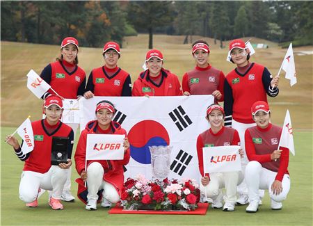 한국이 4개 여자프로골프투어 대항전 더퀸즈 우승 직후 트로피를 앞에 놓고 기념 촬영을 하고 있다. 사진=KLPGA