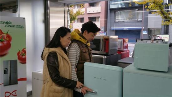 일본 도쿄 아키하바라 동부대우전자 매장에서 고객들이 '더클래식 냉장고' 제품을 살펴보고 있다.