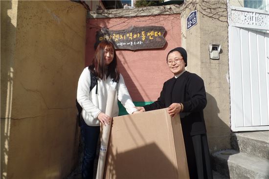 지난달 동행 ‘MOVE’ 참여 대학생이 마가렛지역아동센터(성북동 소재)에 체육교구 기부를 하고 있다.
