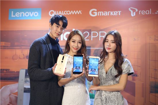 "거실에 괴물이" 레노버, 증강현실폰 '팹2 프로' 출시 '59만9000원'