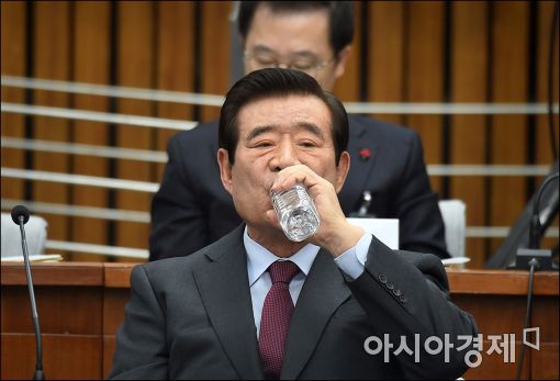 5일 국회 국정조사장에서 목이 탄 듯 생수를 마시고 있는 한광옥 대통령 비서실장.