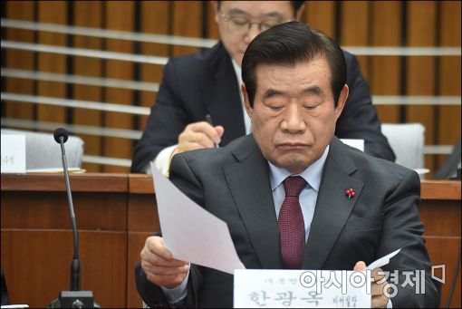 [포토]자료 확인하는 한광옥 비서실장