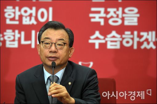 이정현 "朴대통령, 탄핵보단 사임 바라는 심정 전달"(상보)