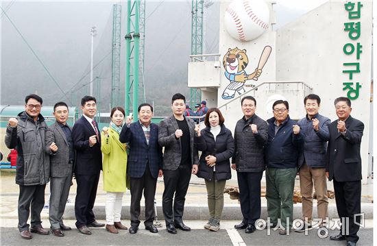 5일 전남 함평군 함평야구장에서 열리는 금도건설배 광주전남 초중고대 야구대회를 찾은 메이저리거 오승환(세이트루이트 카디널스, 왼쪽 여섯 번째) 선수가 안병호(왼쪽 다섯 번째) 군수와 함께 파이팅을 외치고 있다.오 선수는 이날 경기에 앞서 시구와 볼사인회를 갖고 야구 꿈나무들을 응원했다.
