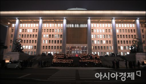 [포토]국회 밝히는 탄핵촛불