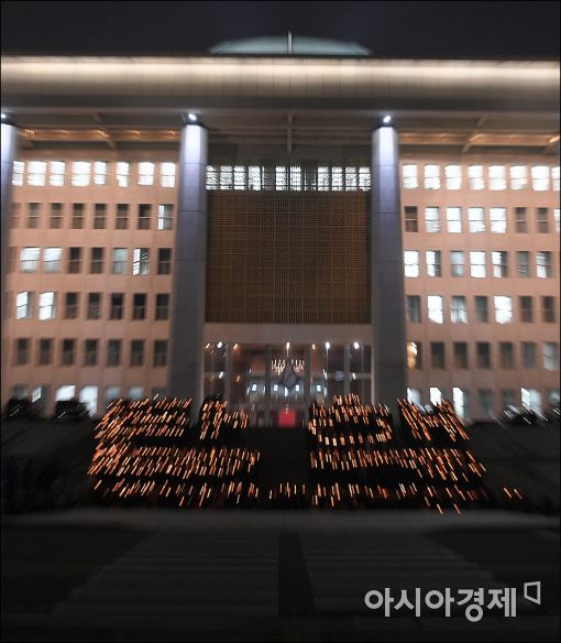 [포토]국회 내에서 탄핵촛불 밝힌 민주당