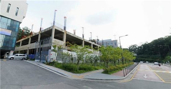 서울 서초구 내곡동에 공사가 중단된 아우디 정비공장
