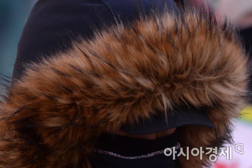 [포토]강추위에 얼굴 감추기