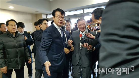 정몽구 현대차그룹 회장이 6일 오전 청문회 출석을 위해 국회에 들어서고 있다.<사진=아시아경제>
