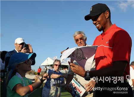 타이거 우즈가 히어로월드챌린지 최종일 갤러리에게 사인을 해주고 있는 모습. 바하마=Getty images/멀티비츠 