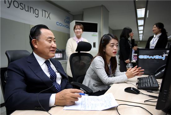 이해선 코웨이 대표(왼쪽)가 서울 영등포구에 위치한 고객지원 콜센터를 방문해 일일상담사 체험을 하고 있다.