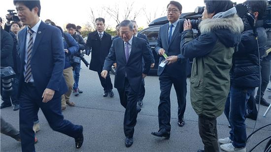 구본무 LG 회장이 6일 최순실게이트 국정조사의 청문회에 참석하기 위해 국회에 도착했다. 구 회장은 9명의 총수 중 가장 마지막에 입장했다. 