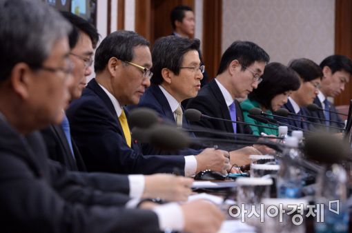 [포토]회의 주재하는 황교안 국무총리