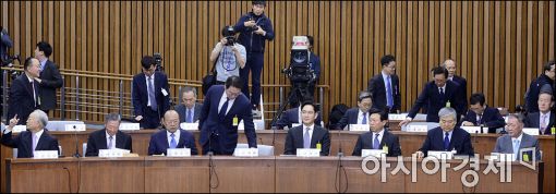 2016년 12월 6일 '최순실 게이트' 국정조사특위 청문회에 참석한 대기업 총수들
