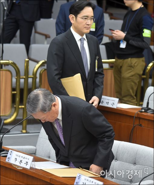 [포토]자리에 앉기 위해 허리 숙인 구본무 LG그룹 회장