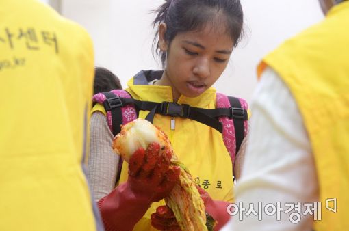 [포토]낯설지만 재밌는 김장