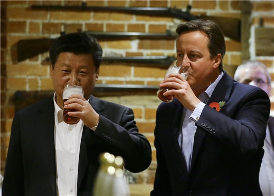 ▲2015년 10월 22일(현지시간) 런던 인근의 펍 '더 플라우 앳 카드스텐'에서 맥주를 즐기고 있는 시진핑 중국 국가주석과 데이비드 캐머런 당시 영국 총리의 모습(사진=AP연합뉴스)