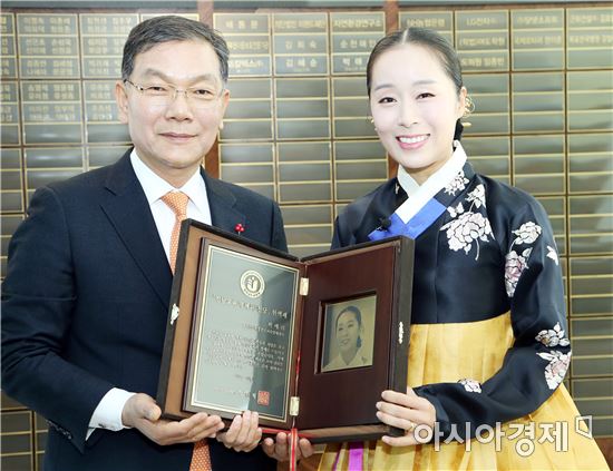 전남도교육청(교육감 장만채, 왼쪽)은 6일 본청에서 국악인 박애리 씨를 교육기부헌액자로 선정하고 헌액식을 가졌다.
