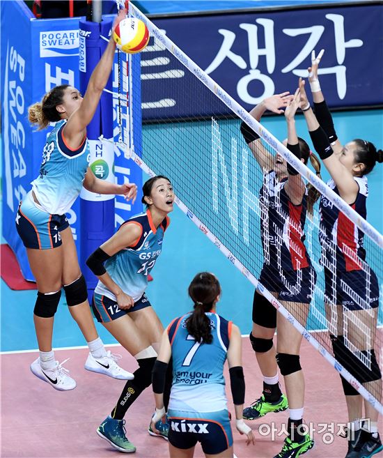 [포토]알렉사, '강 스파이크 받아라'