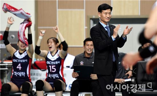 [포토]선수들 향해 박수치는 서남원 감독