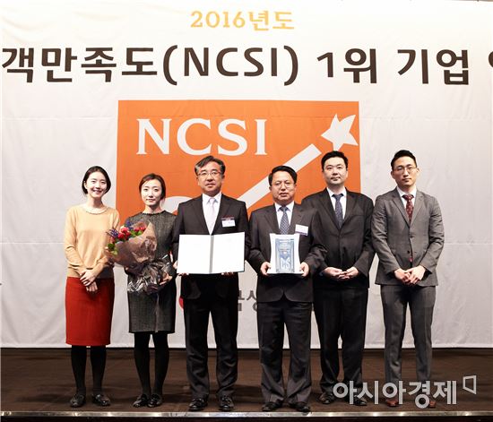 신라면세점 한인규 사장(왼쪽 세번째)이 고객만족 업무를 담당하고 있는 부서의 임직원들과 함께 국가고객만족도조사(NCSI)에서 면세점 부문 1위를 수상하고 기념 촬영을 하고 있다. 
