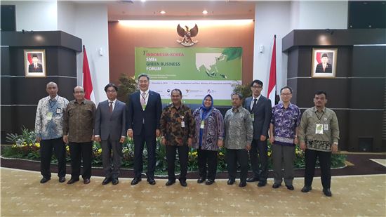 이규대 ASEIC 이사장(왼쪽 네번째)과 멜리야디 인도네시아 중소기업부 차관(왼쪽 다섯번째)이 6일 인도네시아 자카르타에서 열린 '제1회 한국-인도네시아 중소기업 친환경 포럼'에 참석해 관계자들과 기념촬영을 하고 있다.