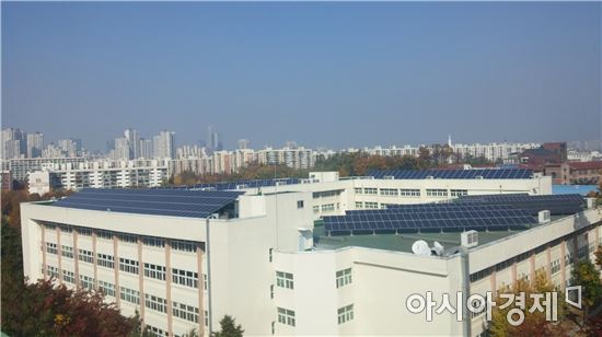 옥상에 태양광을 설치한 서울 수도마이스터고