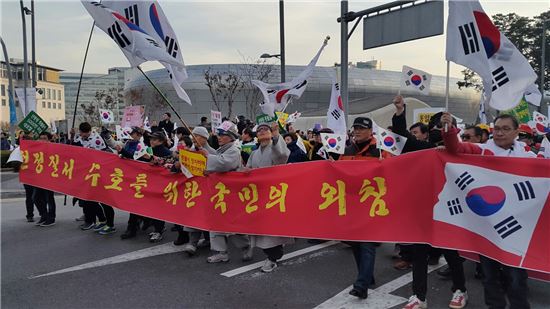 지난 3일 서울 동대문구 동대문디자인플라자 앞에서 보수대연합 및 박사모의 3차 총동원 집회가 끝난 뒤 참가자들이 행진하고 있다. (사진=아시아경제DB)
